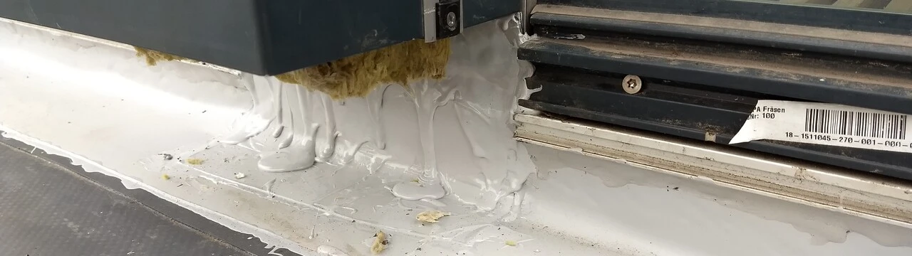 CHYBY - detail tepelné a vodotěsné izolace ostění prosklených dveří