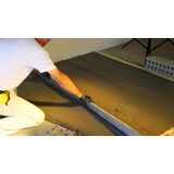 Aplikace nesamonivelačního speciálního potěru na podlahu 