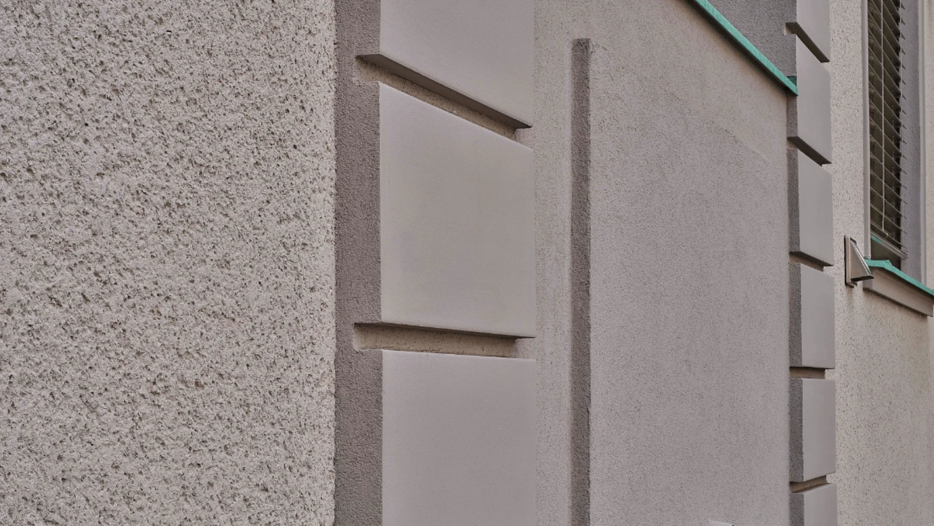 Břízolitové omítky se hodí k renovacím i do kombinace s ETICS