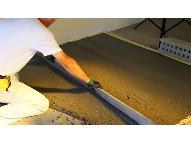 Aplikace nesamonivelačního speciálního potěru na podlahu 