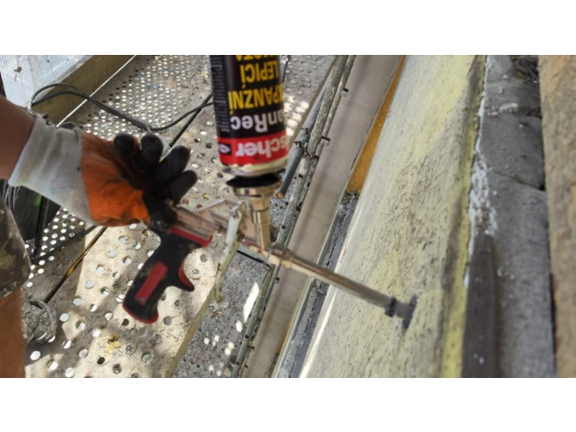 Stabilizace stávajícího ETICS - aplikace pěny SanRec do vyvrtaného otvoru Stabilizace stávajícího ETICS - aplikace pěny SanRec do vyvrtaného otvoru