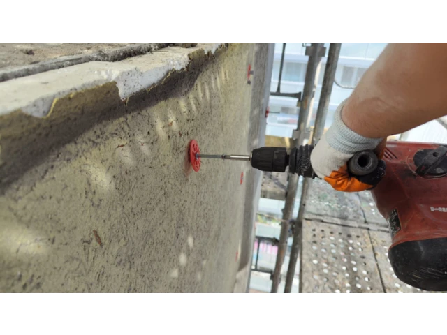Stabilizace stávajícího ETICS - dotažení rámové kotvy Stabilizace stávajícího ETICS - dotažení rámové kotvy