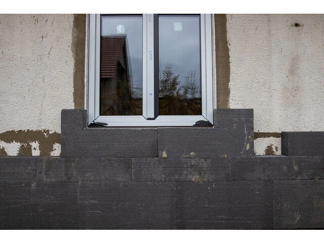 lepení_izolantu_kolem_stavebnich_otvoru