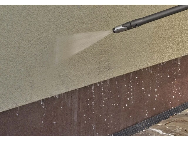 Opláchnutí plochy čistou vodou 