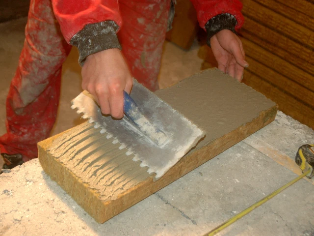 1. Frezovany_nanášení lepíci hmoty