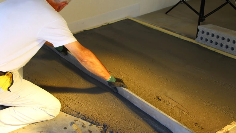 Aplikace nesamonivelačního speciálního potěru na podlahu 
