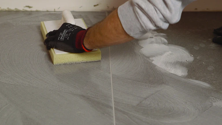 Aplikace spárovací hmoty na dlažbu