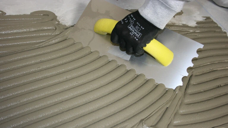 Aplikace lepidla na obklady a dlažby