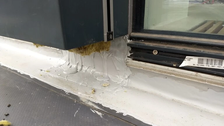 CHYBY - detail tepelné a vodotěsné izolace ostění prosklených dveří