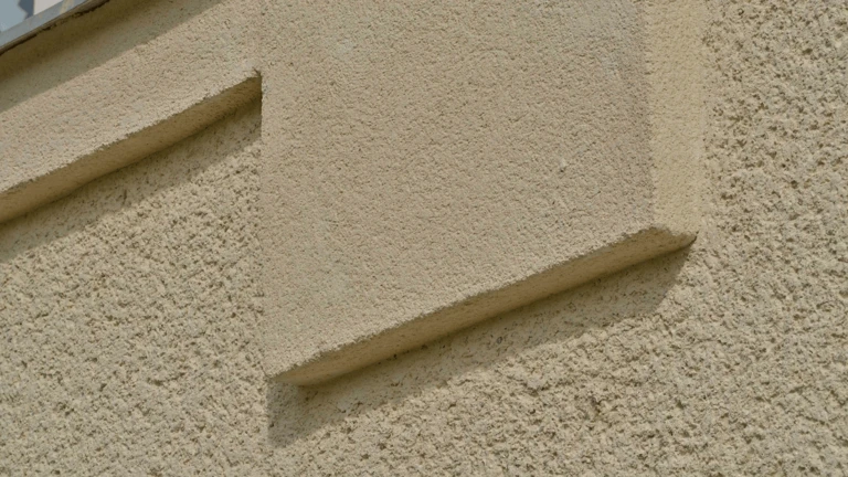 Břízolitové omítky se hodí k renovacím i do kombinace s ETICS